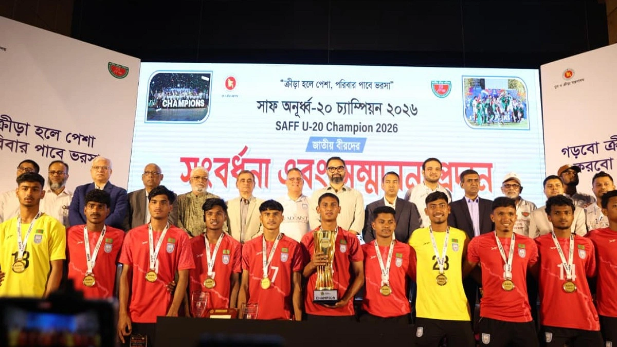 ১ লাখ টাকা ও ক্রীড়া কার্ড পেলেন সাফজয়ীরা