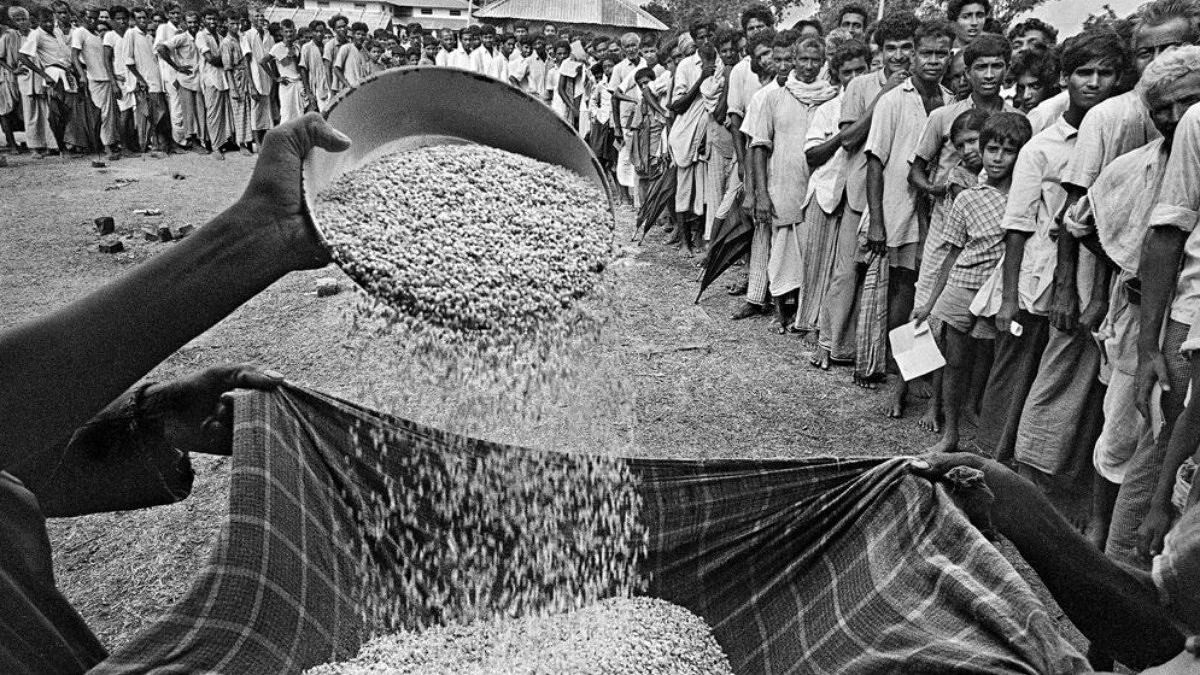 ১৯৭১ সালের বাংলাদেশের মহান মুক্তিযুদ্ধ এবং সে সময় ভারতে আশ্রয় নেওয়া লাখো বাংলাদেশি শরণার্থীর চরম মানবিক সংকটের দৃশ্য রঘু রাইয়ের ক্যামেরাই উঠে এসেছিল। ছবি: রঘু রাই ফাউন্ডেশন