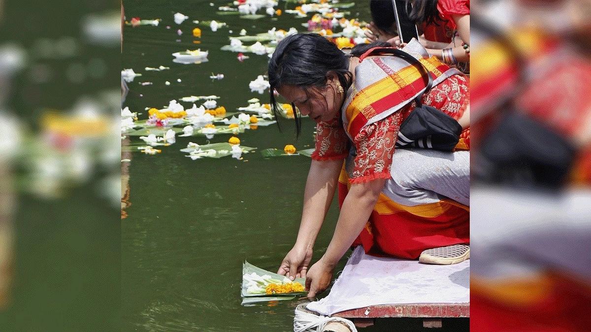 পার্বত্য চট্টগ্রামে বসবাসরত প্রায় সব পাহাড়ি জাতিগোষ্ঠীই এ দিনে পানিতে ফুল ভাসিয়ে নতুন বছরকে স্বাগত জানায়