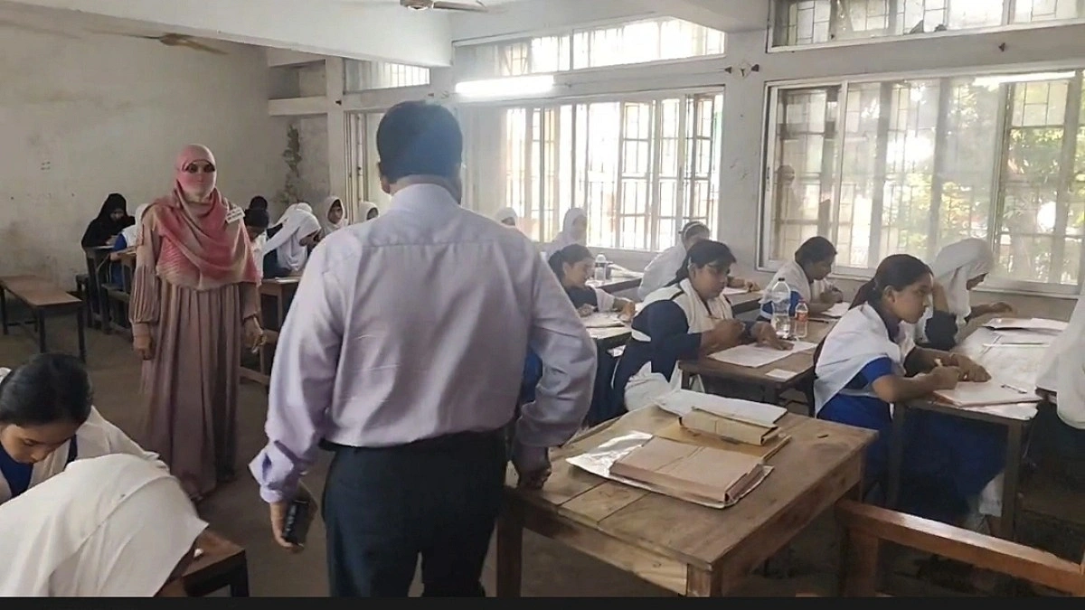 নিয়ম দেখাতে গিয়ে অনিয়মে জড়ালেন এমপি
