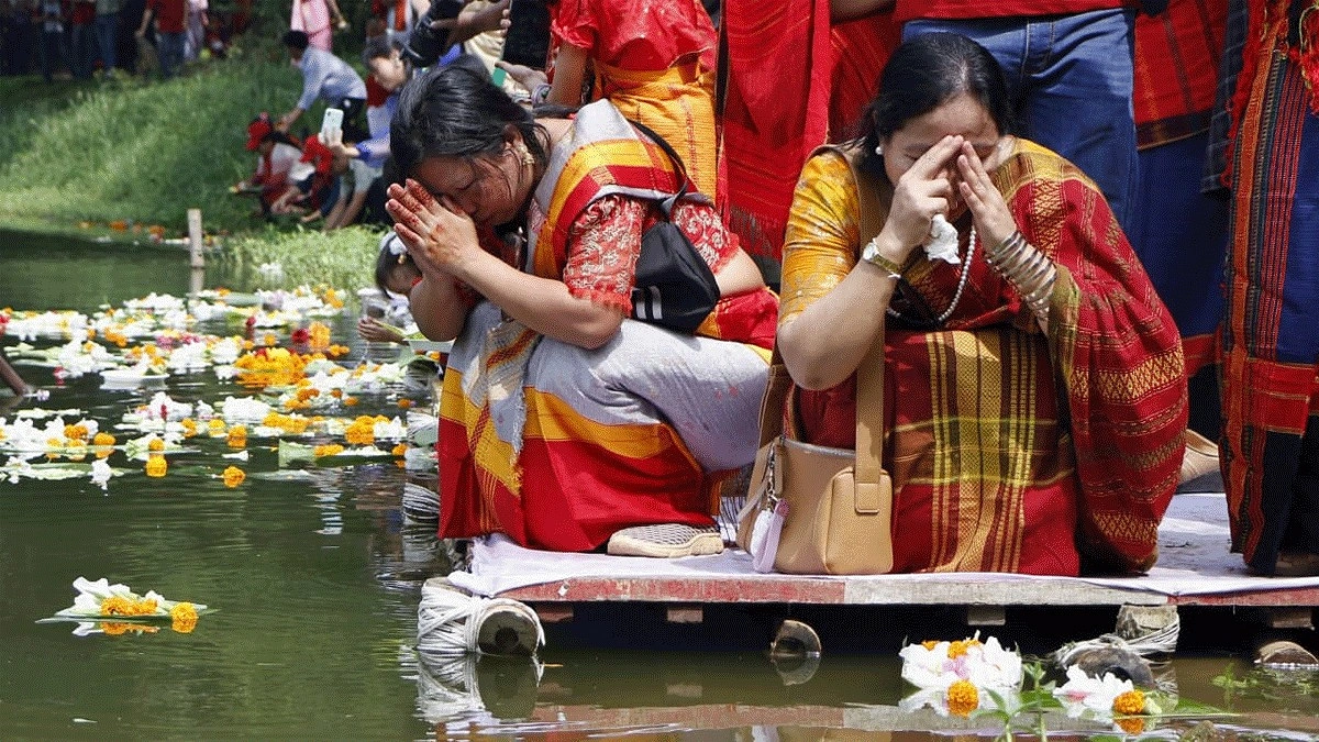পানিতে ফুল ভাসিয়ে গঙ্গা দেবীর কাছে শান্তি, সুখ ও সমৃদ্ধি কামনা করা হয়