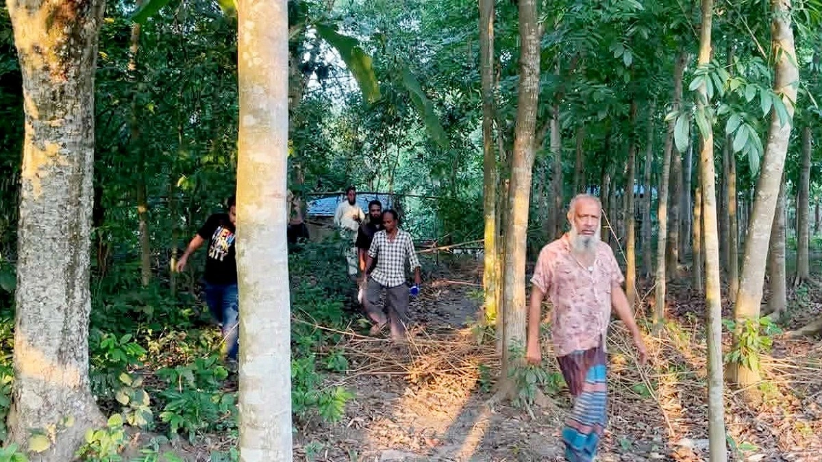 সালথায় একমাত্র চলাচলের রাস্তা বন্ধে ১৫ পরিবার অবরুদ্ধ