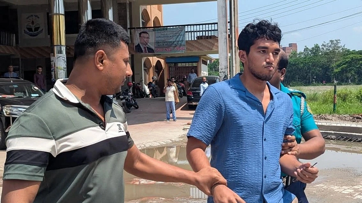 পরীক্ষা থেকে বহিষ্কারের ক্ষোভে স্টাফদের মারধর, আটক ছাত্র