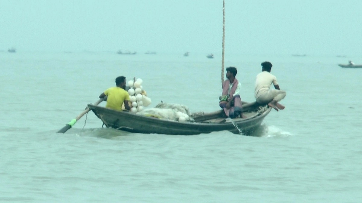 প্রণোদনার চাল পাননি জেলেরা, নিষেধাজ্ঞা উপেক্ষা করে চলছে মাছ শিকার