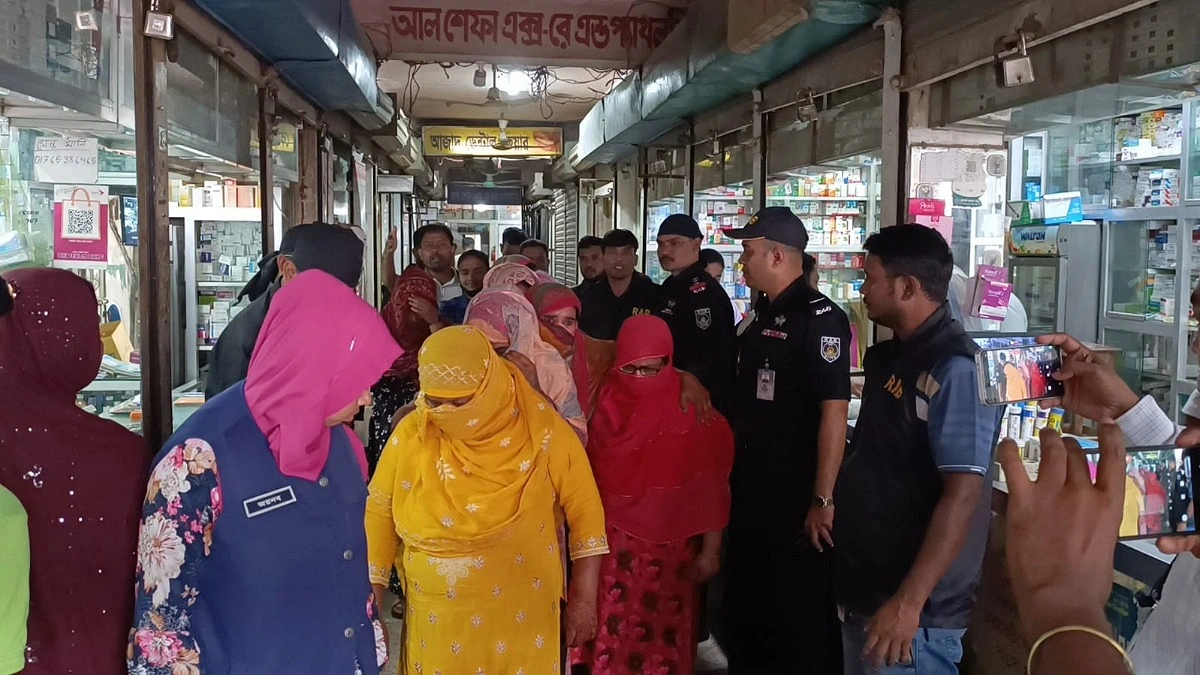 মানিকগঞ্জে দালালচক্রের ১২ সদস্য আটক, তিন দিনের কারাদণ্ড