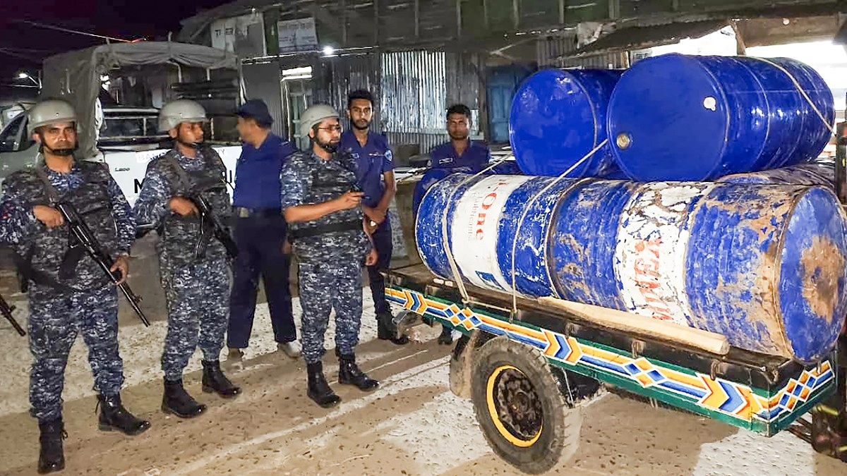 হাতিয়ায় অবৈধভাবে মজুদকৃত জ্বালানি জব্দসহ ১ জনকে আটক করেছে নৌবাহিনী