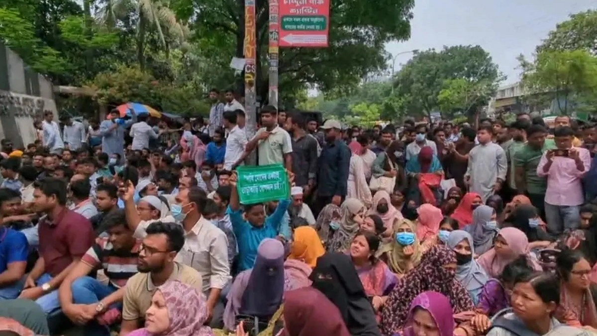 ‘নিয়োগপত্র হাতে চাই’ স্লোগানে ডিপিইর সামনে সহকারী শিক্ষকরা