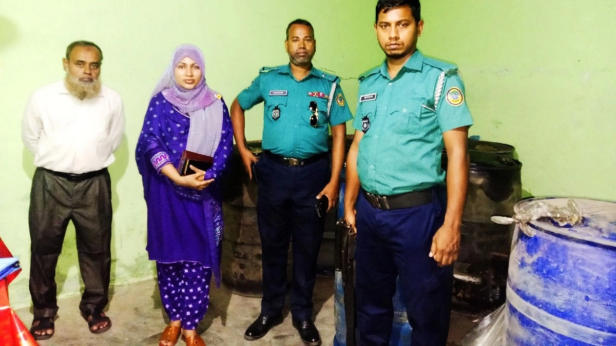 বাবুগঞ্জে ২৬০০ লিটার ডিজেল জব্দ, ব্যবসায়ীকে জরিমানা