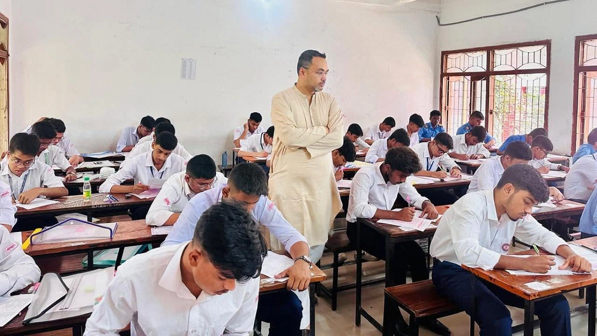 এসএসসি ও সমমানের পরীক্ষাকে কেন্দ্র করে উপদেষ্টার আবেগঘন স্ট্যাটাস