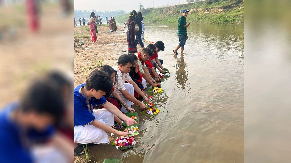 ফুল ভাসানোর সময়