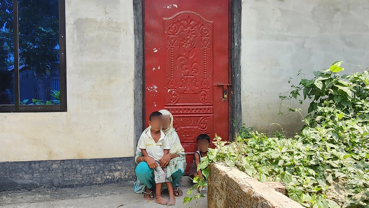 তিন সন্তান নিয়ে পথে পথে ‘চোরের’ স্ত্রী