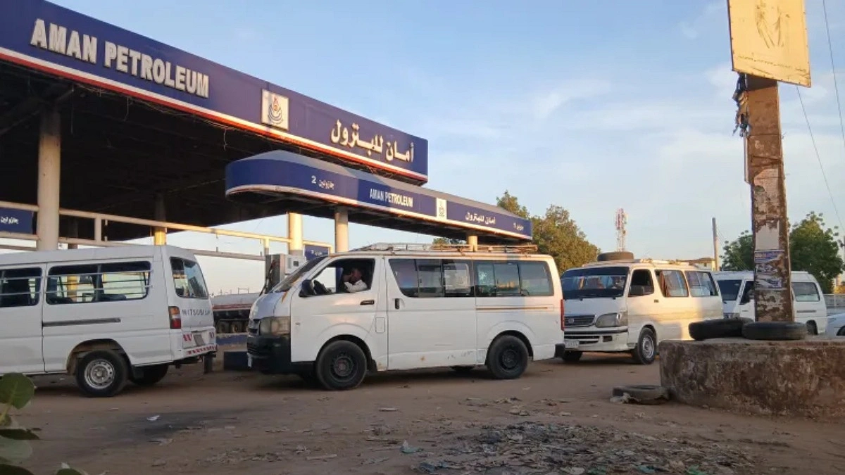 মোমবাতির আলোয় চলছে পড়াশোনা