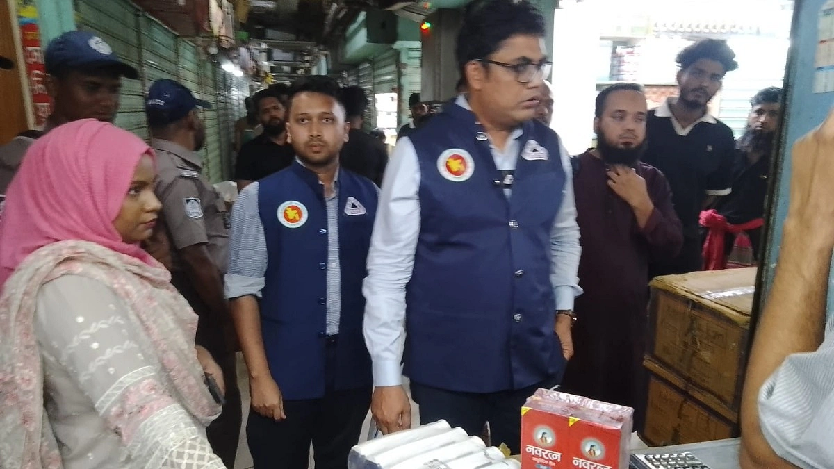 নকল ও অবৈধ পণ্যের বিরুদ্ধে কঠোর অবস্থানে প্রশাসন