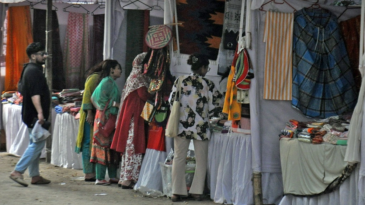 তরুণীদের ভিড় একটি স্টলে