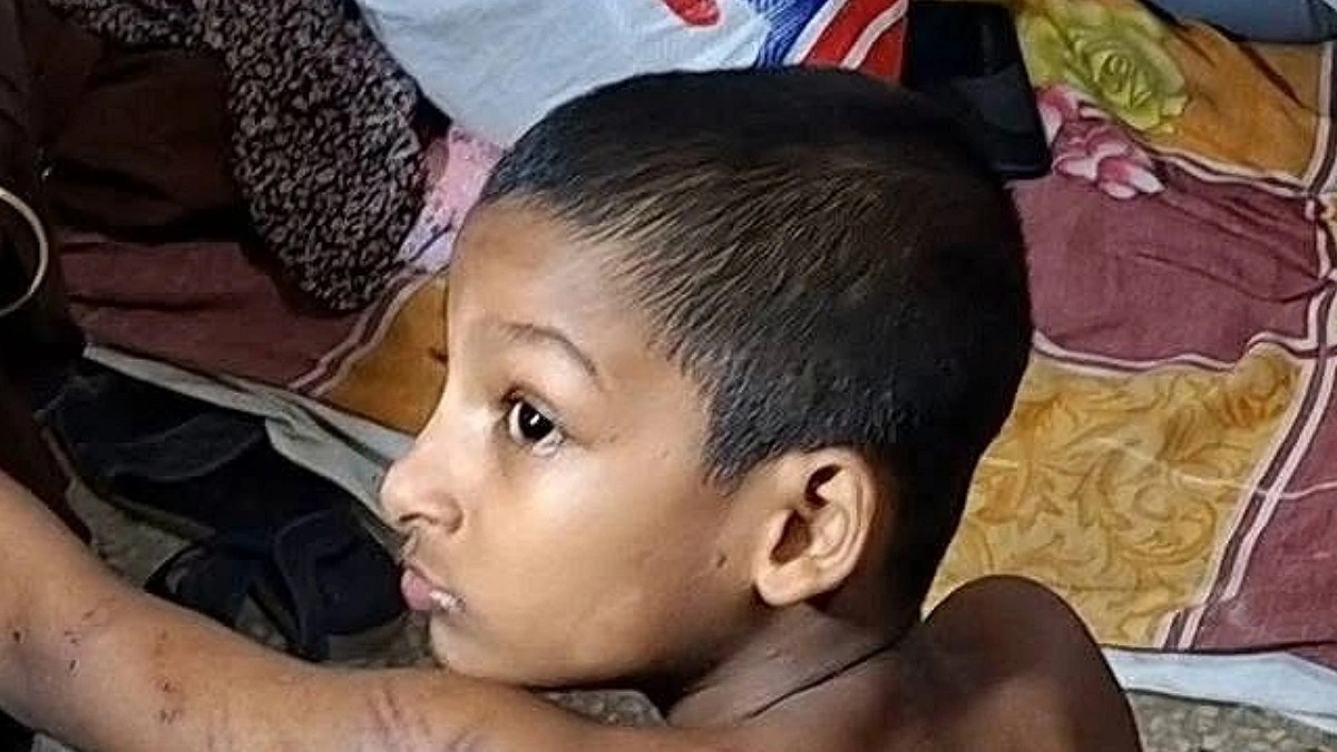 ৭ বছরের মাদরাসা ছাত্রকে মেরে হাসপাতালে পাঠালেন শিক্ষক