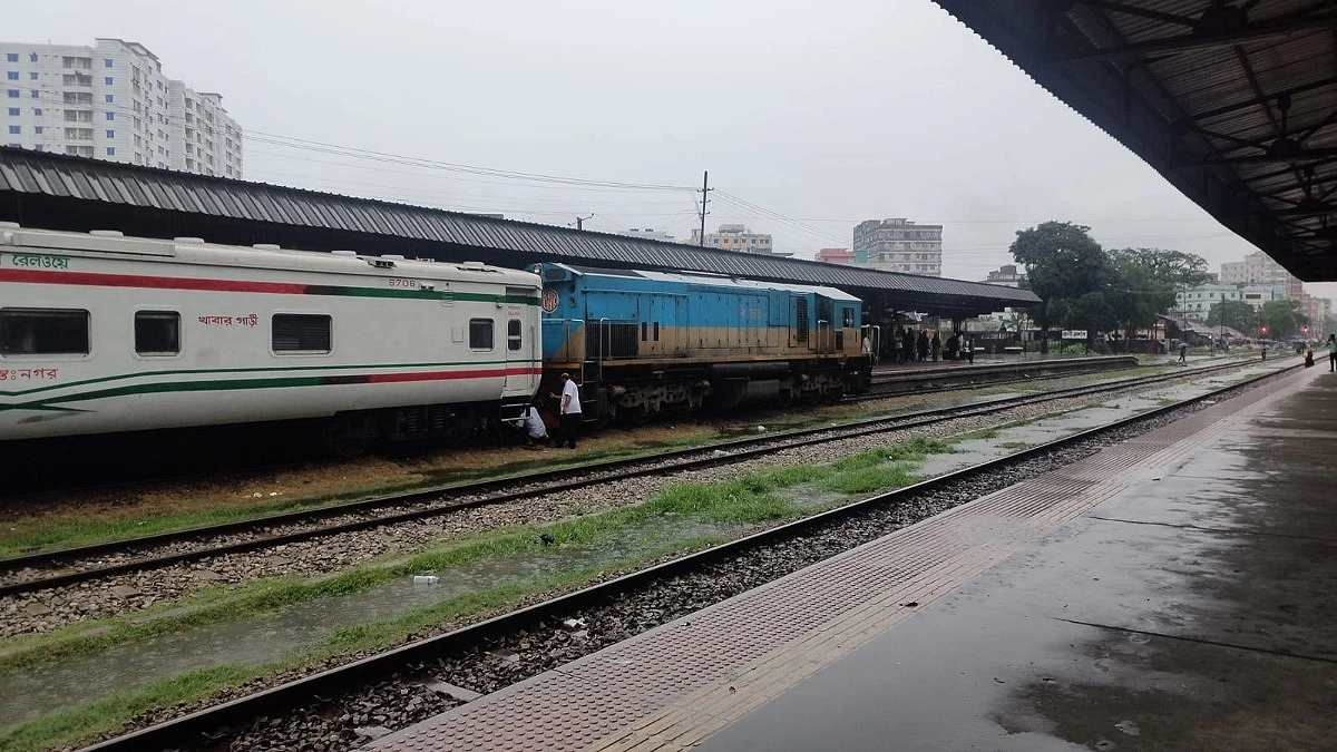 ইঞ্জিন বিকল হয়ে ৫ ঘণ্টা বন্ধ চট্টলা এক্সপ্রেস