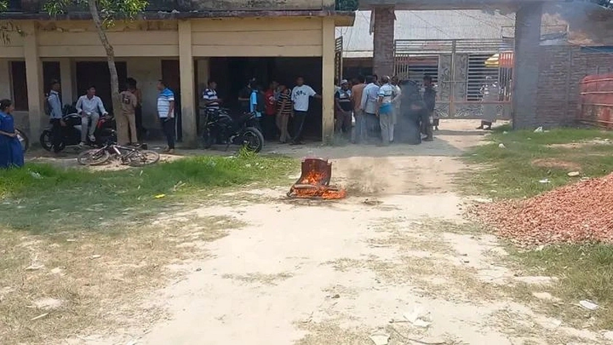 এসএসসির ২০ শিক্ষার্থীর ফরমের টাকা উধাও, আগুন জ্বালিয়ে বিক্ষোভ
