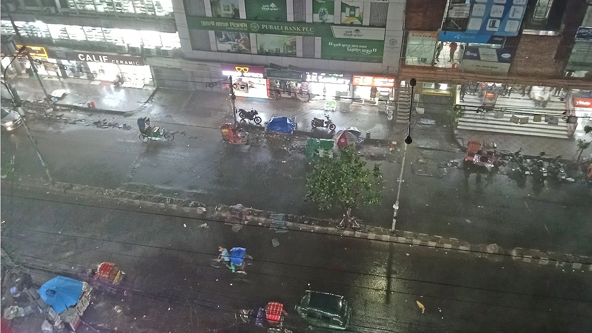 রাস্তার পাশে দোকান, শপিংমলগুলো আশ্রয় নেন পথচারীরা। ছবি: ফোকাস বাংলা
