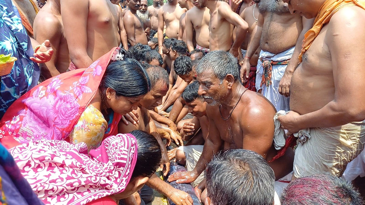 মনোবাসনা পূরণে চড়ক পূজায় পুণ্যার্থীর ঢল