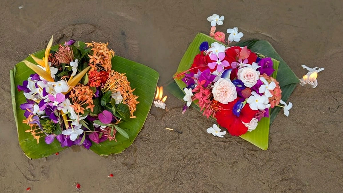 গঙ্গা দেবীর উদ্দেশ্যে ভাসানো হয় ফুল