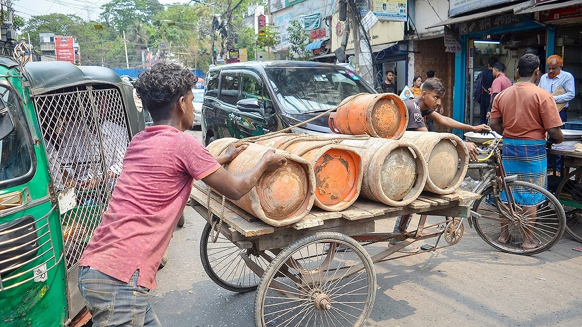 এলপিজির দামে দিশেহারা নিম্ন মধ্যবিত্তরা
