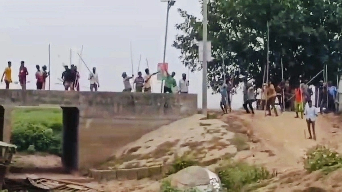 নাটোরে দুইপক্ষের সংঘর্ষে নারীসহ আহত ৩০