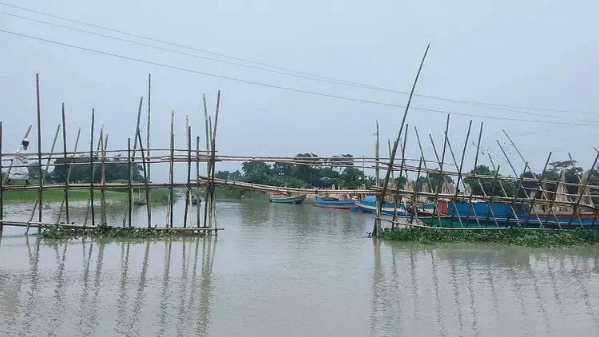 বাঁশের সাঁকোই ২১ গ্রামের মানুষের যাতায়াতের ভরসা