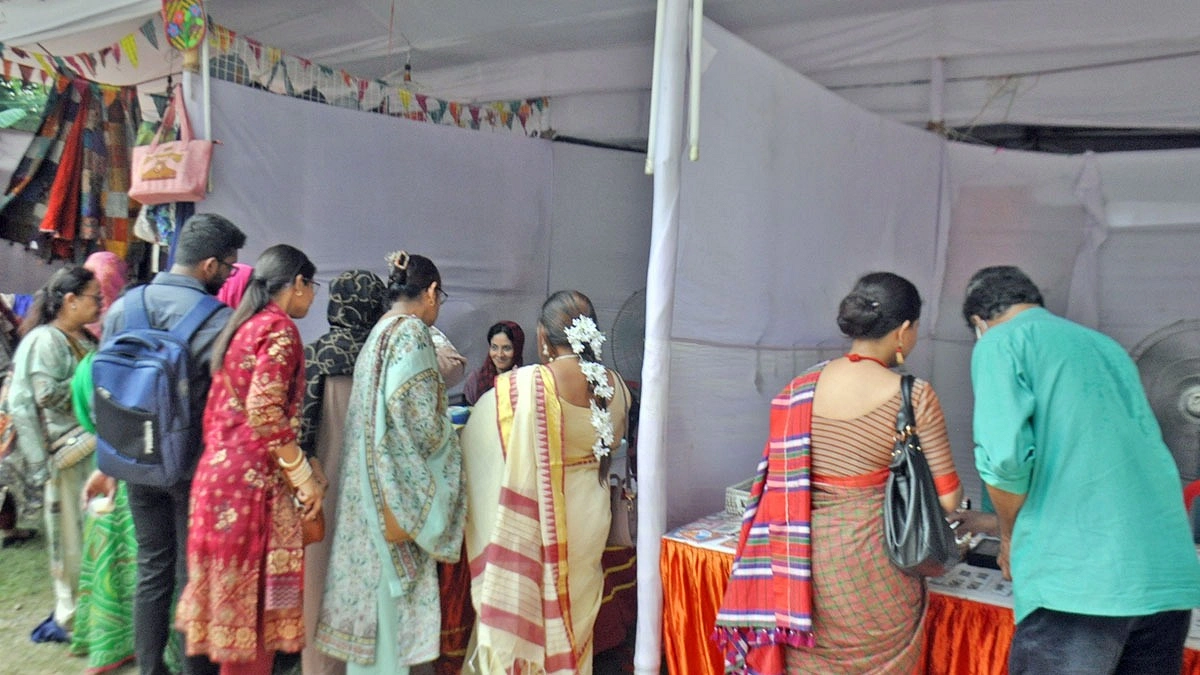 সব বয়সী মানুষের আগমনে মুখরিত বাংলা একাডেমি প্রাঙ্গণ
