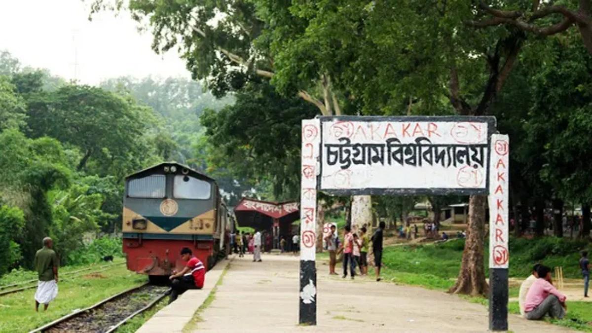 শাটল ট্রেনে পাথর নিক্ষেপ, এএলএম আহত