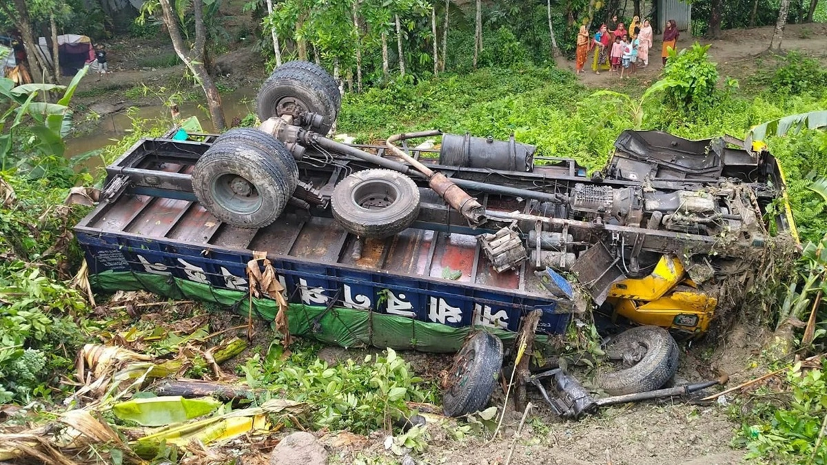 ব্রিজের রেলিং ভেঙে খাদে উল্টে পড়ল ট্রাক