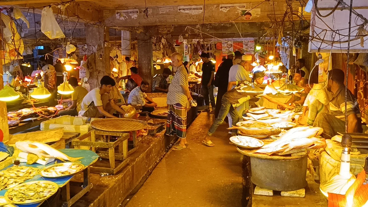 সরকারি নিষেধাজ্ঞা অমান্য করে রাতেও সরগরম বাজার