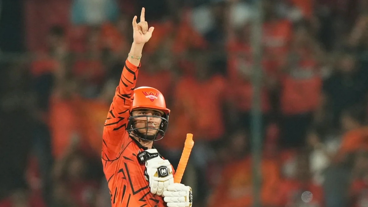 ২৩২ ম্যাচ কম খেলে কোহলির পাশে অভিষেক
