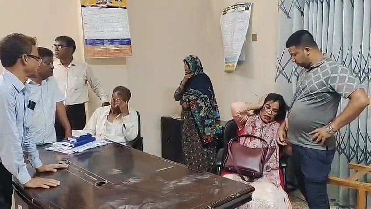 জুতাপেটার শিকার সেই নারী শিক্ষক সাময়িক বরখাস্ত