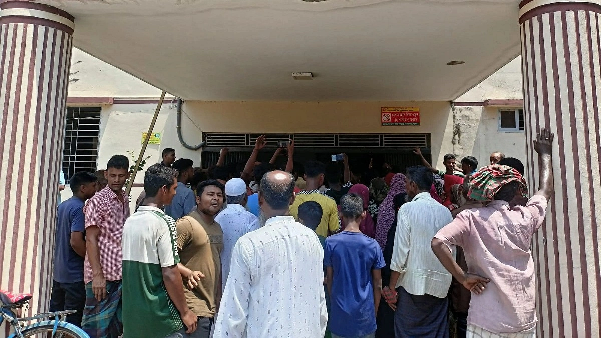 লোডশেডিংয়ে অতিষ্ঠ হয়ে পল্লীবিদ্যুৎ কার্যালয় ঘেরাও