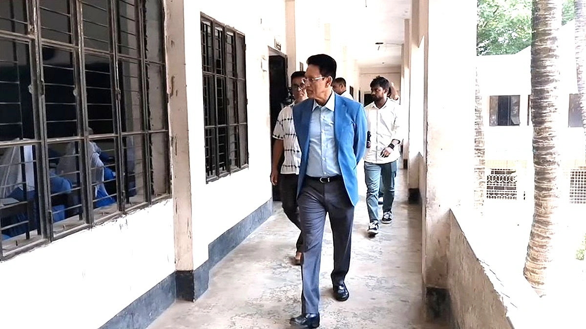 পতাকা ঢাকা গাড়ি, ছিল না প্রটোকল হঠাৎ কেন্দ্রে শিক্ষামন্ত্রী