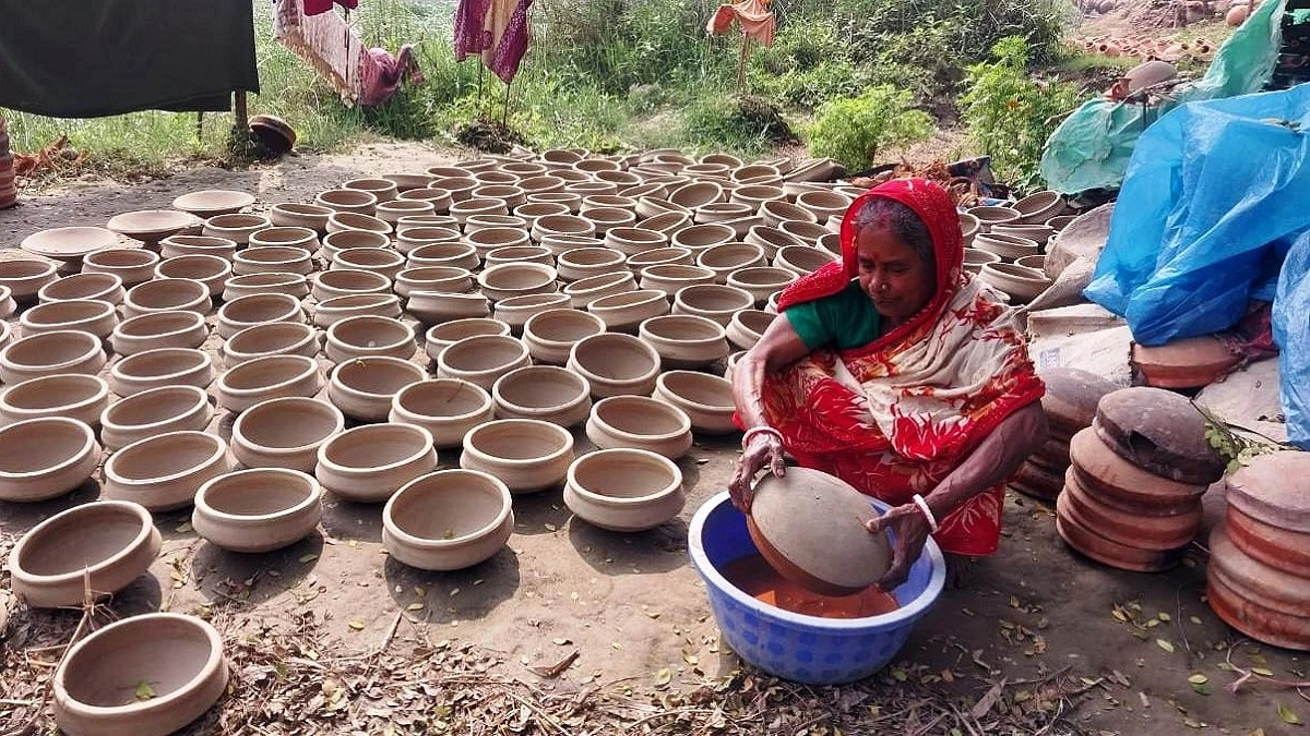 নবাবগঞ্জে বিলুপ্তির পথে শতবর্ষী মৃৎশিল্প