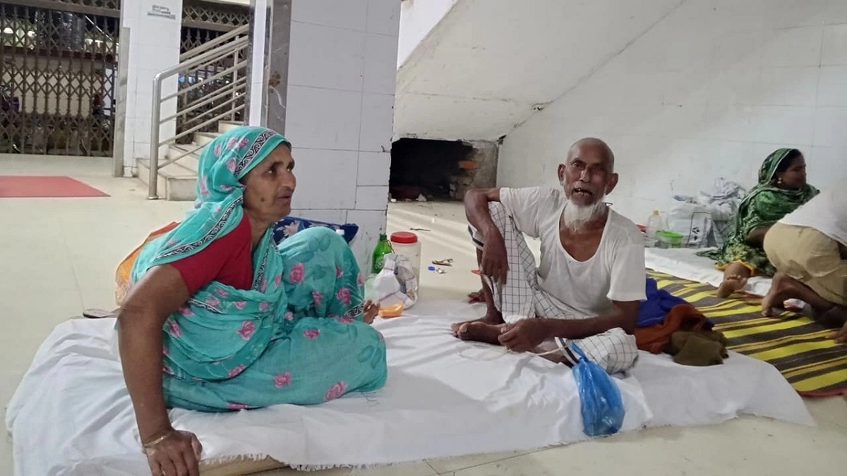 সিঁড়ির নিচেই চলছে চিকিৎসা