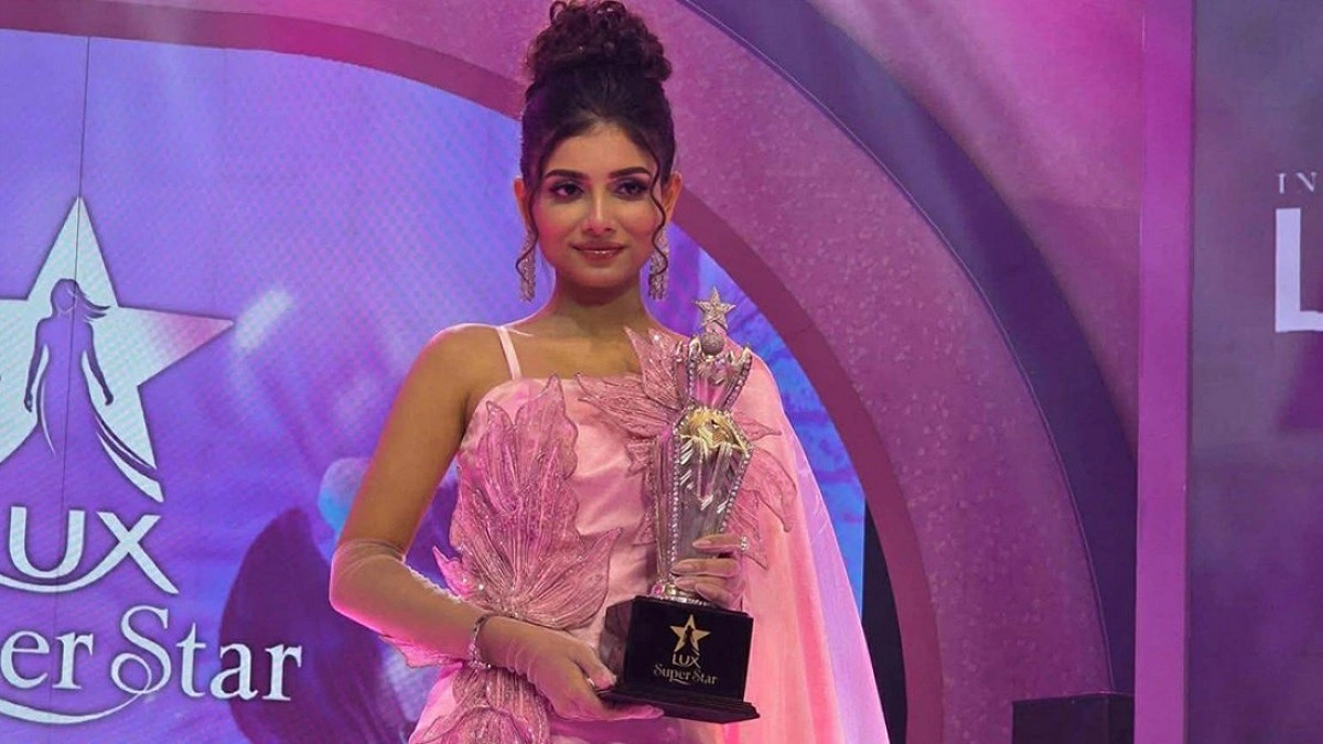 প্রতিযোগিতার মুকুট জিতলেন রাজশাহীর বর্ণিতা