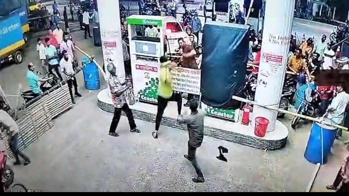 বোতলে তেল না দেওয়ায় পাম্প কর্মচারীকে মারধর