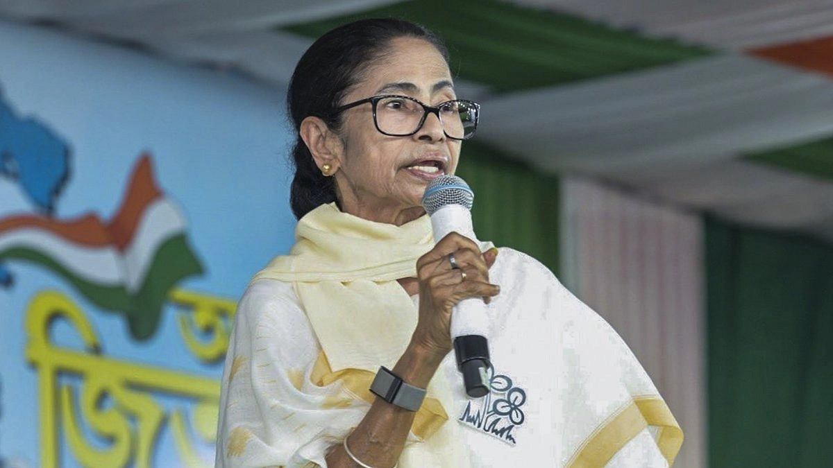 রেওয়াজ ভেঙে বুথে বুথে ঘুরছেন মমতা
