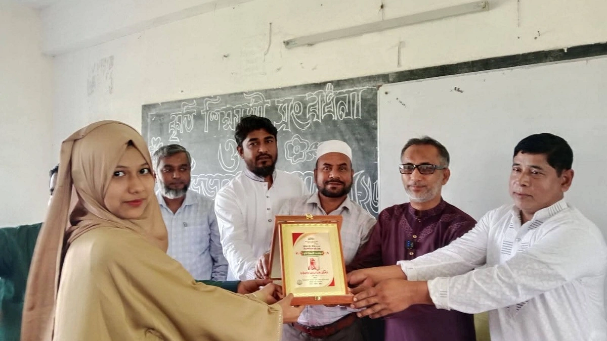 পায়েরখোলা বালিকা বিদ্যালয়ে কৃতি শিক্ষার্থী সংবর্ধনা