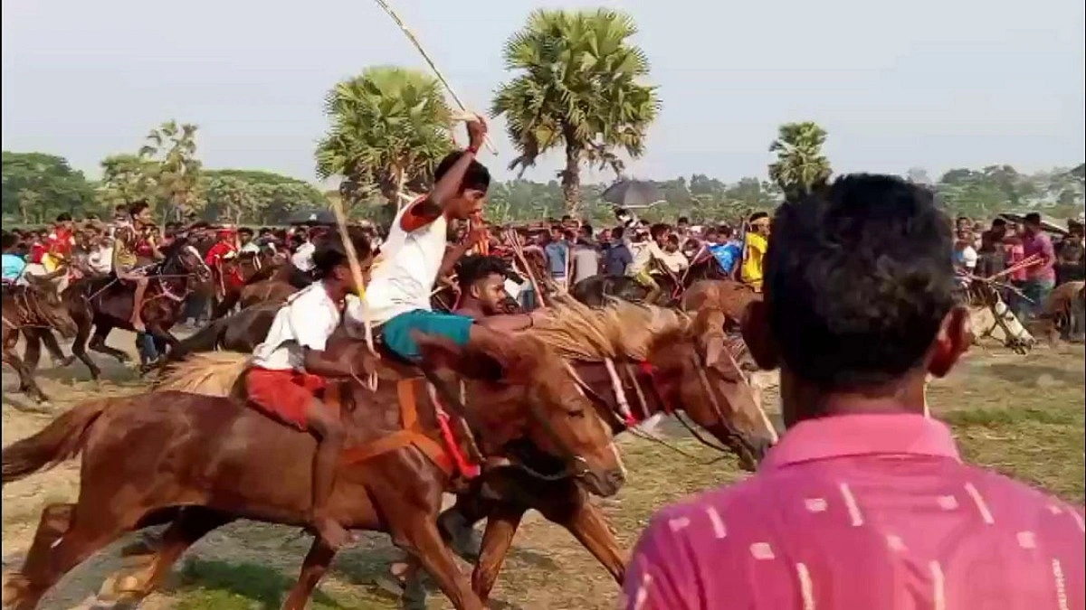 কাশিয়ানীতে ঘোড়দৌড় উপভোগ করলেন নানা বয়সী মানুষ