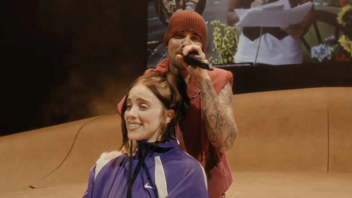 বিলি আইলিশকে নিয়ে মঞ্চ কাঁপালেন বিবার