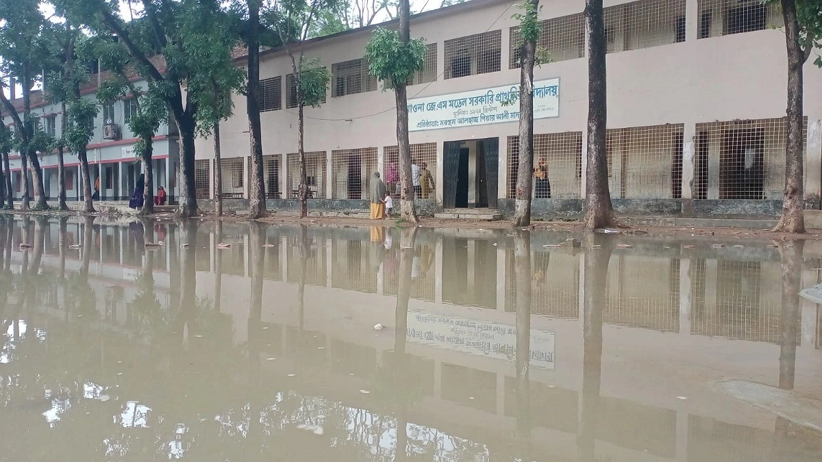 বৃষ্টি হলেই ডুবে যায় স্কুলের মাঠ