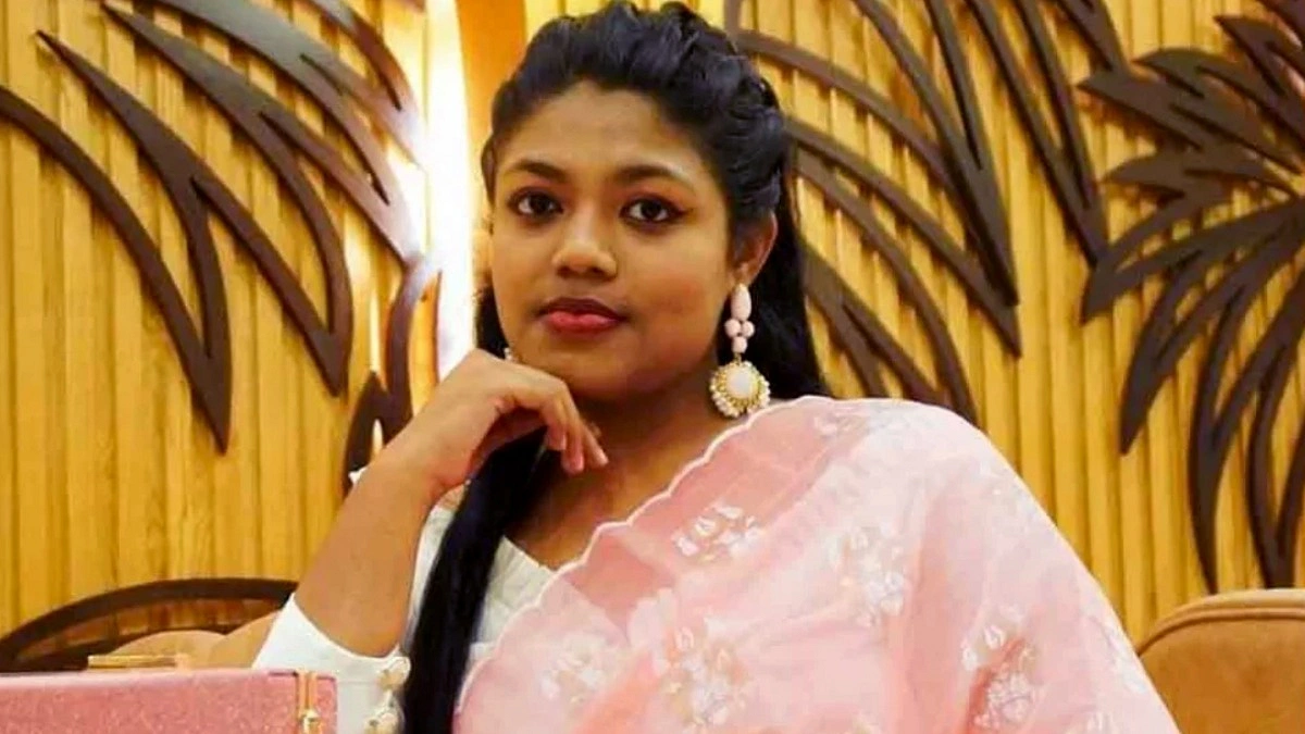 নুসরাতের মনোনয়নপত্র নিচ্ছে ইসি