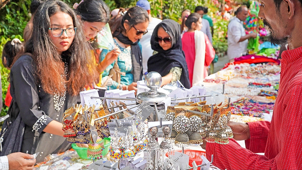 শেষদিনে জমজমাট জব্বারের বলীখেলার মেলা, নারী ক্রেতার ভিড়