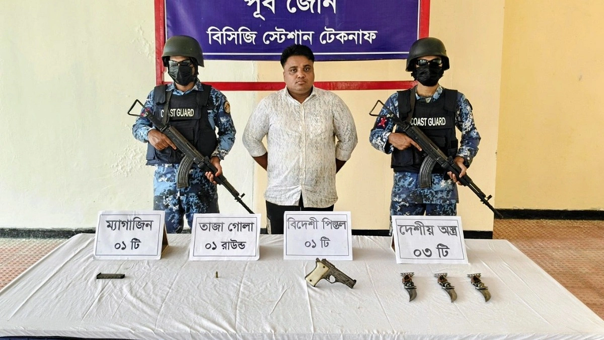 শাড়ির বাক্সে ৭.৬৫ পিস্তল, কাপড়ের ভাঁজে চাকু