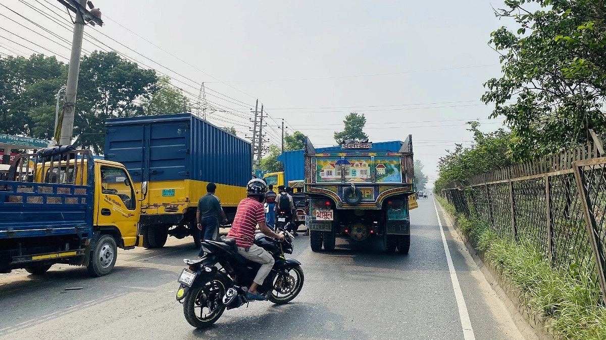 পাম্পের লাইনে সরু মহাসড়ক, দেড় কিলোমিটার পথে ২ ঘণ্টা