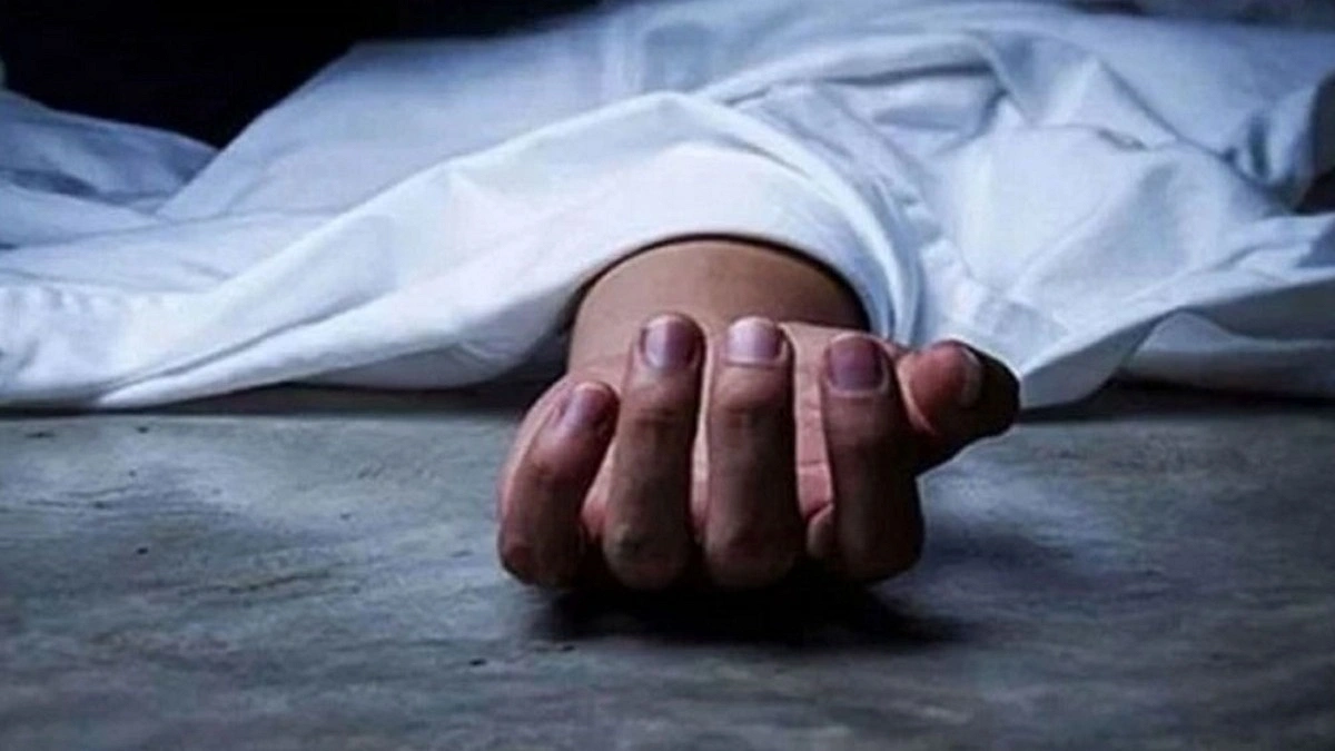 দেনাদারের বাসায় ঢুকে ৪ জনকে কুপিয়ে জখম, একজনের মৃত্যু