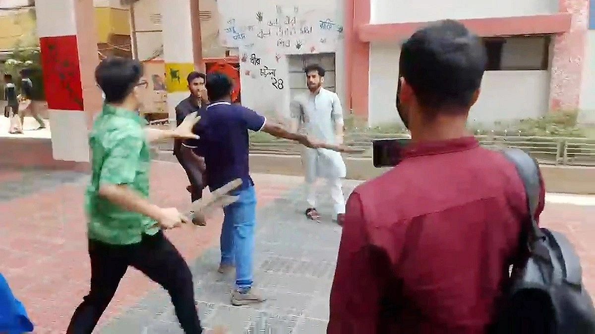 ছাত্র মুছে ‘গুপ্ত’ লেখায় ক্ষুব্ধ শিবির, ছাত্রদলের সঙ্গে মারামারি